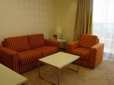 Яркая мягкая мебель в гостиной номера в отеле Residence