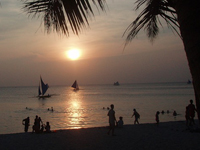Самый «живой» остров Филиппин, столица ночной жизни страны. Вдоль длинного песчаного пляжа Вайт-Бич (White Beach) (более 4-х км) тянется прогулочная набережная с множеством баров, ресторанов, дискотек и сувенирных магазинчиков.